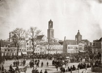 72842 Gezicht op de oostzijde van het Vredenburg te Utrecht, uit het noordwesten, tijdens de paardenmarkt.